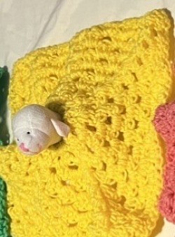 Yellow lovey w/lamb